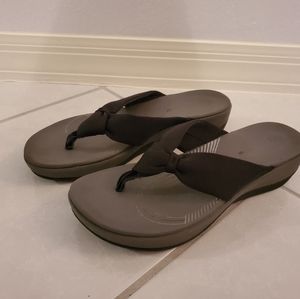 Cloud steppers flip flops, size 8W